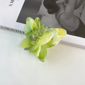 Vue détaillée latérale d'une pince à cheveux papillon avec texture en résine marbrée