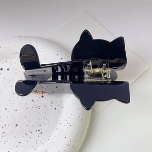 Détail de la pince à cheveux chat noire en acétate avec strass colorés et ressort doré