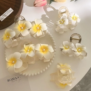 Pince à Cheveux Fleur de Frangipanier en Acrylique Mat Plumeria Avec Fausse Künstliche Perle pour Femme Été Plage Accessoires