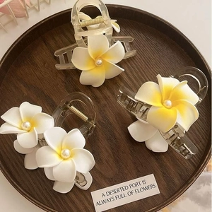 Lot de trois pinces à cheveux fleur de frangipanier avec dégradé blanc-jaune et perle centrale