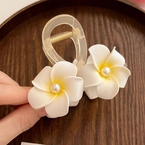 Pince à cheveux fleur de frangipanier avec perles pour une coiffure d'été chic
