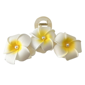 Pince à cheveux élégante avec fleurs de frangipanier en résine et perles sur fond blanc