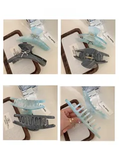 Détails macro des pinces à cheveux en acétate avec motifs de vagues et de marbre