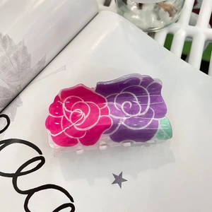 Detailansicht einer Haarklammer aus Acryl mit Farbverlauf und rosa Rosenmusterung