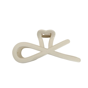 Pince à cheveux cœur de couleur crème avec design croisé et ressort en métal doré