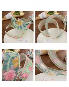 Vues détaillées de la broderie florale sur un serre-tête large en tissu style vintage
