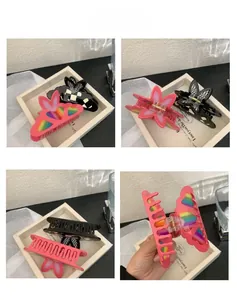 Detailansicht großer Haarklammern aus Acetat mit Herzmuster und Schachbrett-Design