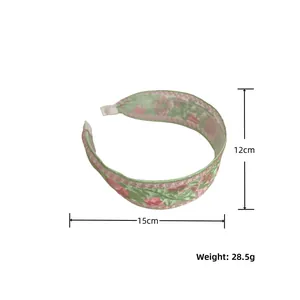 Détail de la broderie florale rose et verte sur serre-tête ethnique, largeur 15 cm
