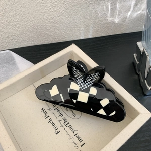 Große Acetat-Haarklammer mit Schwarz-Weiß-Schachbrettmuster und Herz im Detail