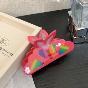 Haarklammer aus Acetat in Rosa mit Regenbogenherzen und goldener Metallfeder