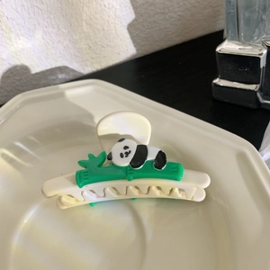 Détail d'une pince à cheveux panda sur bambou vert en acétate crème de haute qualité