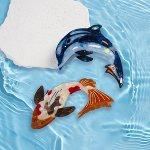 Mollette per capelli a forma di delfino blu e carpa koi su sfondo acquatico
