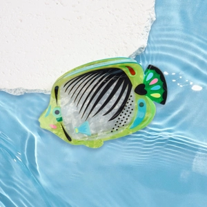 Dettaglio di un fermaglio per capelli a pesce tropicale in lastra di acetato