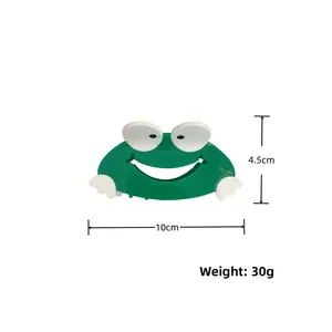 Dettaglio molletta per capelli a rana verde con dimensioni 10cm di larghezza e 4,5cm altezza