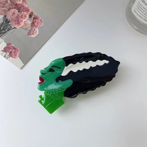 Vue détaillée d'une pince à cheveux Bride of Frankenstein en acétate brillant