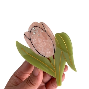 Pince à cheveux tulipe en acétate marbré rose ornée de strass brillants et élégants