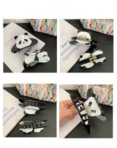 Detailansichten einer süßen Panda-Haarklammer mit schwarz-weißem Harz-Finish