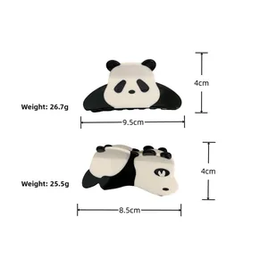 Detaillierte Größen- und Gewichtangaben für zwei süße Panda-Haarklammern in Schwarz-Weiß