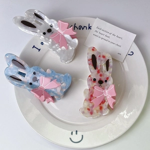 Trois jolies pinces à cheveux lapin en acétate avec motifs marbrés et fleurs roses