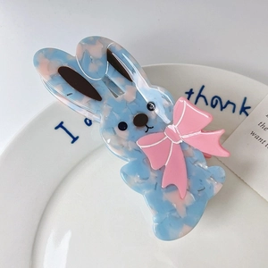 Pince à cheveux lapin en acétate avec nœud rose et texture marbrée élégante