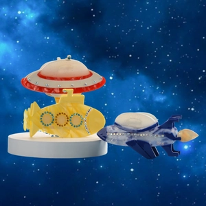 Detail von kreativen Acetat-Haarklammern in UFO- und Raumschiff-Designs mit glitzernden Strass