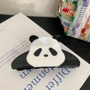 Detailaufnahme der süßen Panda Haarklammer aus glänzendem Acryl für elegante Frisuren