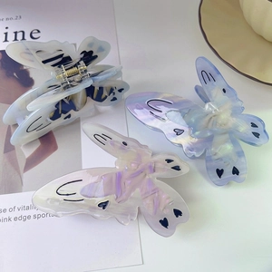 Trois pinces à cheveux papillon en acétate avec texture marbrée et motif de cœur