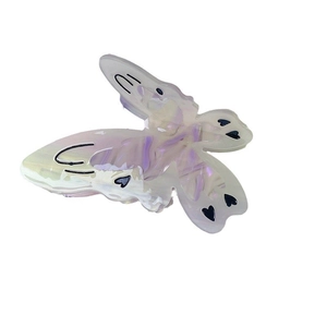 Pince à cheveux papillon élégante en acétate violet et blanc perlé avec motifs de cœurs noirs
