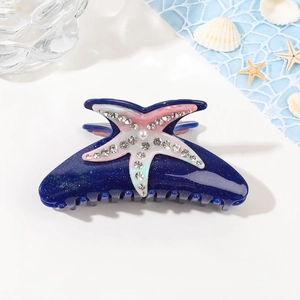 Pince à cheveux étoile de mer avec strass et perles sur base acrylique bleue pailletée