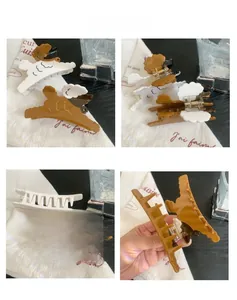 Vue détaillée de pinces à cheveux nounours montrant la structure du ressort et des dents