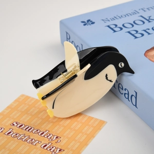 Niedliche Pinguin Haarklammer aus Acetat in Schwarz-Weiß mit goldener Metallfeder