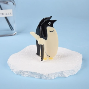 Detail der Haarklammer im Pinguin-Design mit schwarz-weißem Acetat-Finish auf Deko