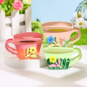 Vue détaillée des pinces à cheveux en acétate en forme de tasse avec fleur 3D et cristaux