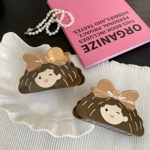 Pince à cheveux en acétate marron avec visage de fille de dessin animé et nœud