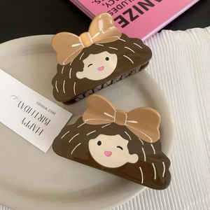 Pinces à cheveux mignonnes avec nœuds élégants, présentées dans un décor raffiné et doux