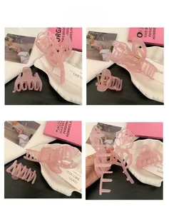Détail de la pince à cheveux rose translucide en forme de rose et du petit clip