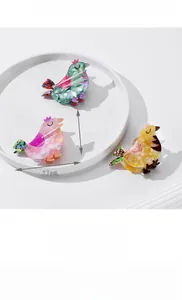 Detail showing bird hair claw clips in three colors with 77mm length and 46mm height