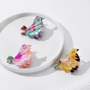 Cute bird-shaped acetate hair claw clips in three colors for a minimalist hairstyle