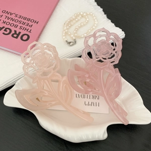 Pince à cheveux élégante en forme de rose rose avec finition mate et ressort doré