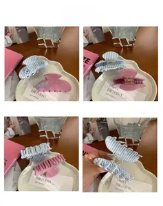 Détails de la pince à cheveux en acétate fleuri avec strass et ressort métallique