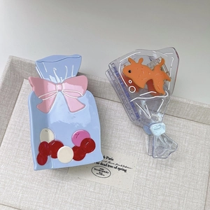 Pinces à cheveux créatives en acétate avec motifs de poisson et sac sur plateau doux