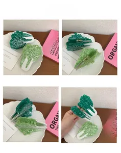 Détail de la pince à cheveux en forme de chou avec texture de feuille réaliste en acétate