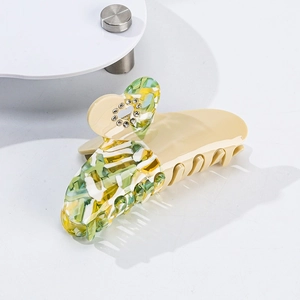 Elegante pinza per capelli in acetato con strass e texture marmorea su base bianca