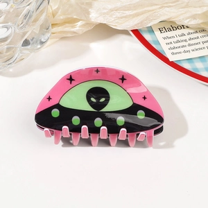 Détail de la pince à cheveux créative OVNI en acrylique rose et noir avec accents vert néon