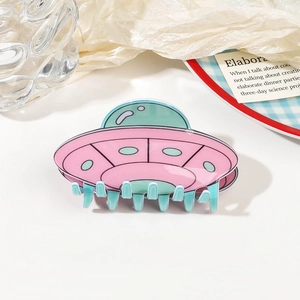 Détail de la pince à cheveux UFO rose et vert menthe en acrylique avec finition brillante