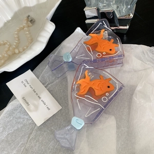 Détail de deux pinces à cheveux uniques en acétate avec un design créatif de sac à poisson
