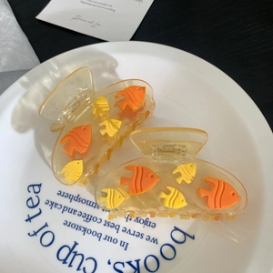 Set van twee acetaat haarklemmen met tropische vissen in oranje en gele kleuren
