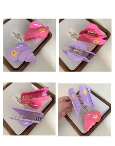 Vues détaillées des pinces à cheveux coquillage avec dégradés rose et violet et étoiles