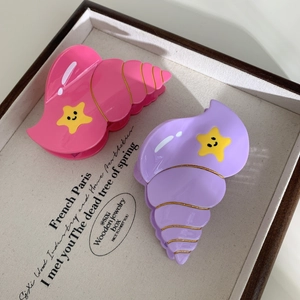 Pinces à cheveux en forme de conque rose et violette avec des lignes dorées et étoiles