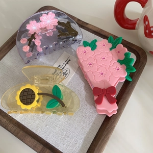 Pinzas para el cabello florales hechas a mano con cerezo y girasol en bandeja de madera
